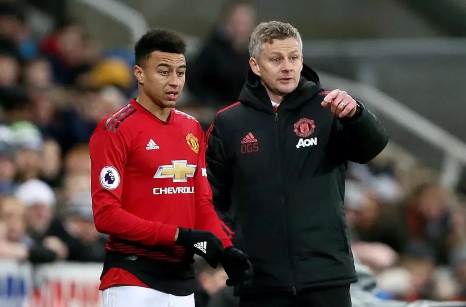 现脚部相对 现脚部相对